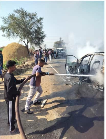Mungeli News - Mungeli fire broke out in moving duster car, major accident averted.