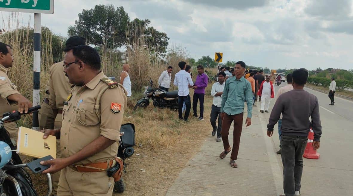 चांदा के सोनावा गांव के पास घटनास्थल पर लगी ग्रामीणों की भीड़। स्रोत-पुलिस