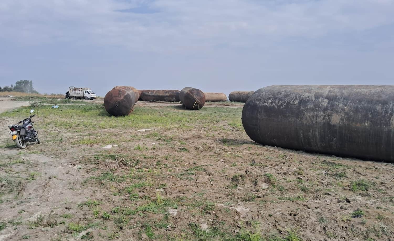  ढेमवा घाट पर पुल बनाने के लिए रखे पीपे। - संवाद 