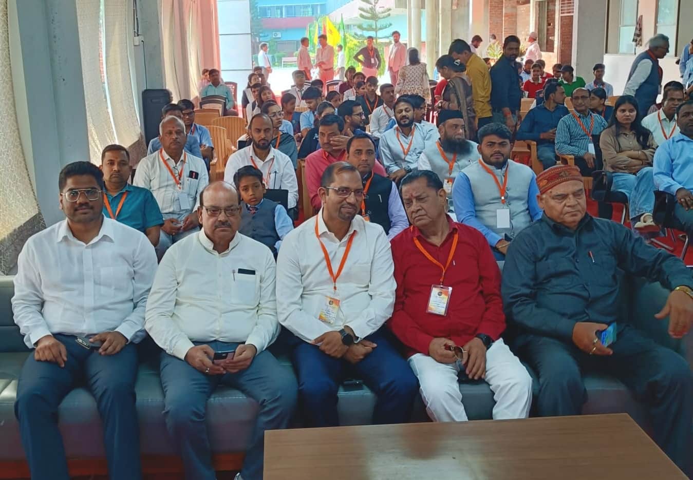 एम्स इंटर कॉलेज में आयोजित शिक्षा समागम में मौजूद शिक्षक व अन्य। स्रोत: आयोजक