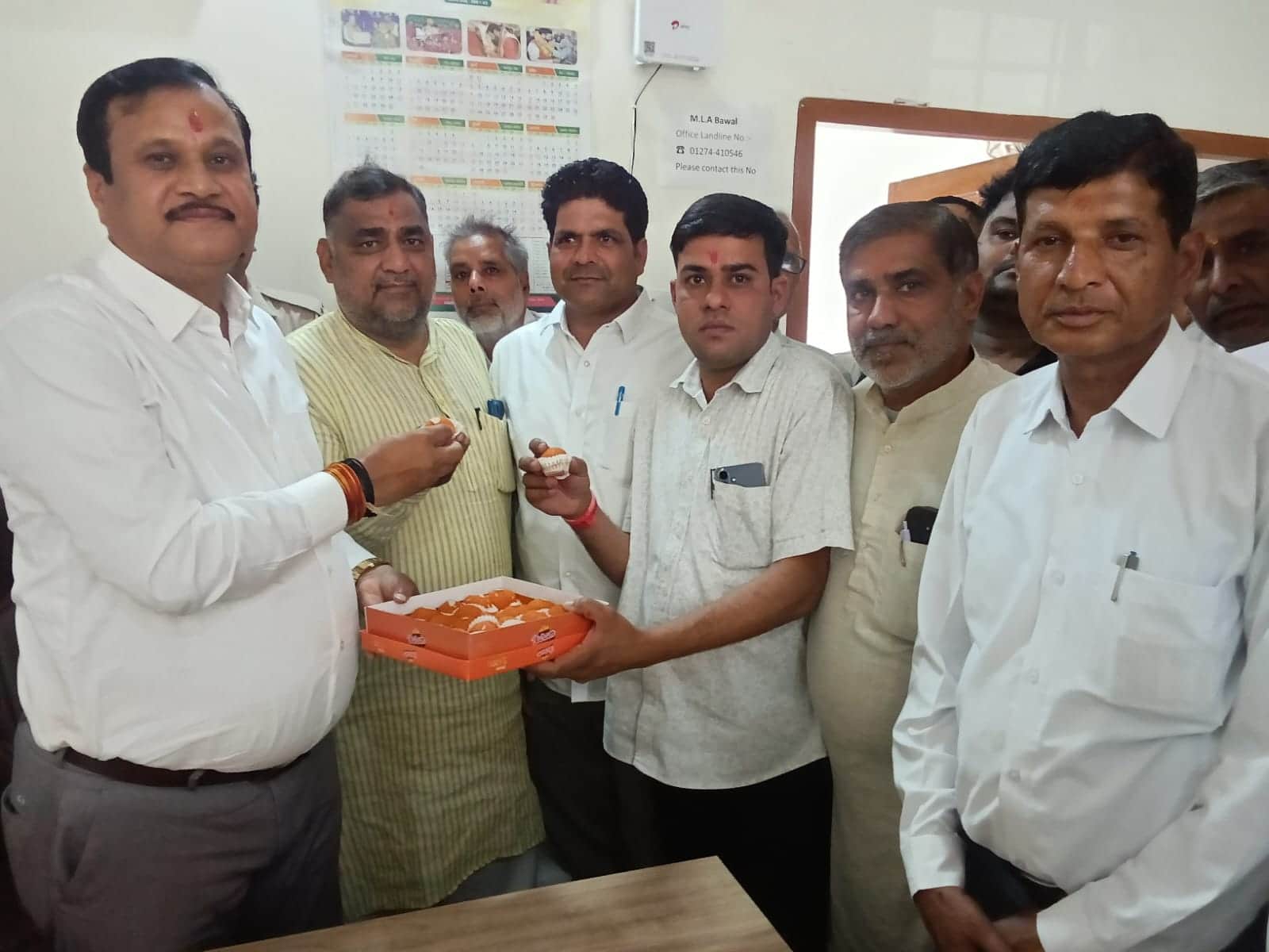 एम्स में सीटों की मंजूरी मिलने पर लड्डू बांटते विधायक डॉ. कृष्ण कुमार। स्रोत : प्रवक्ता