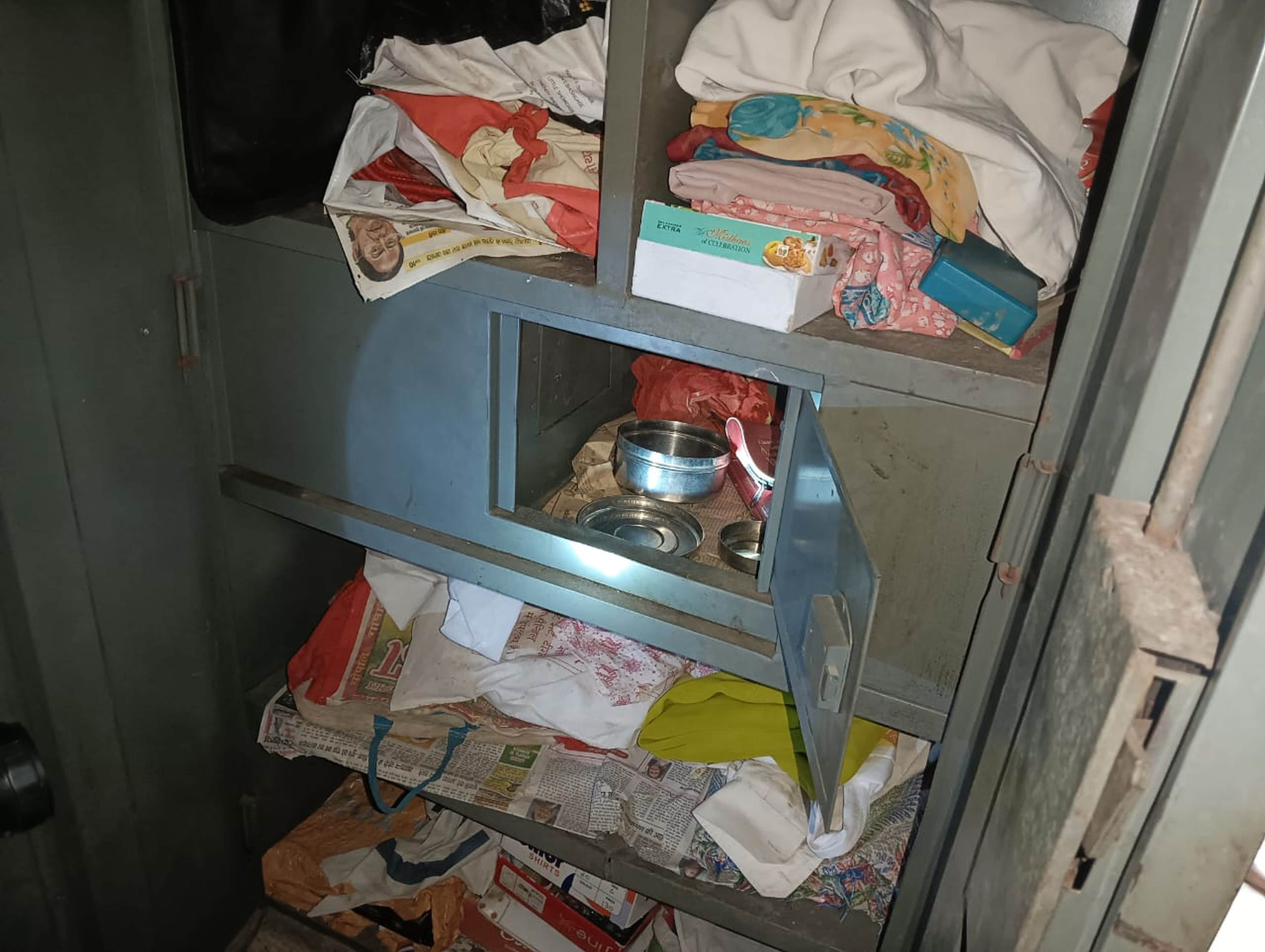 फोटो-04- असोथर में चांरों ने तोड़ा अलमारी का लाकर। संवाद