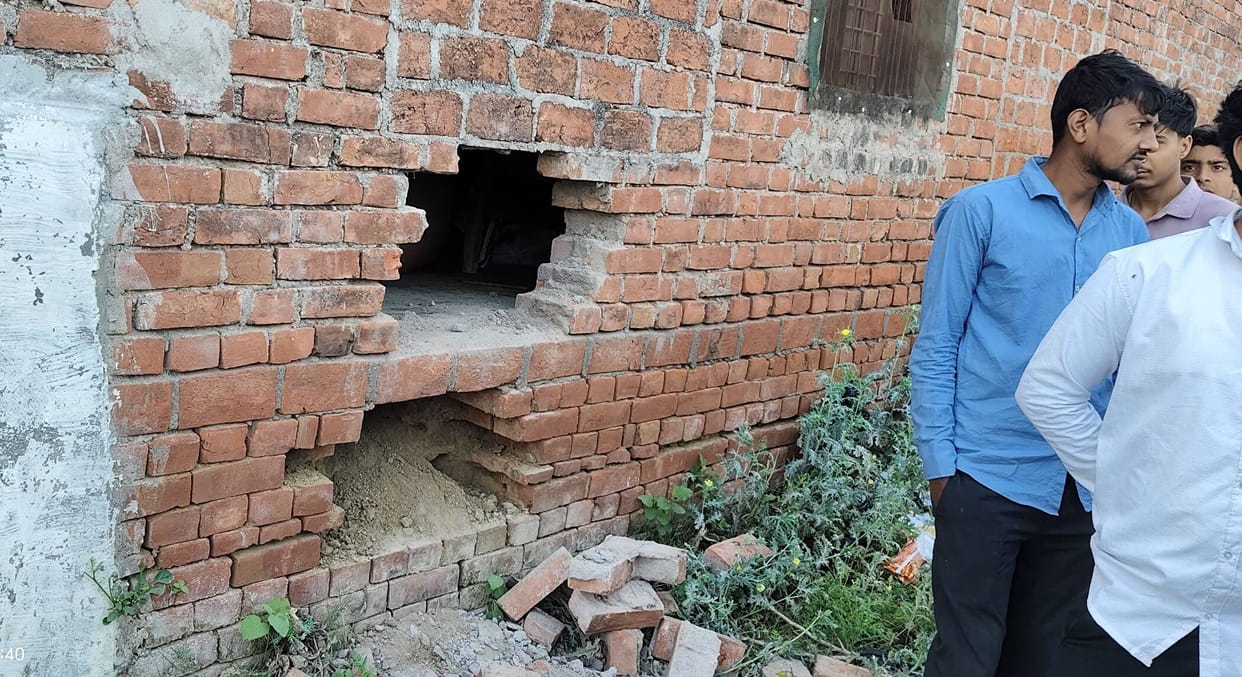 Thieves stole goods worth Rs 4 lakh from three houses.