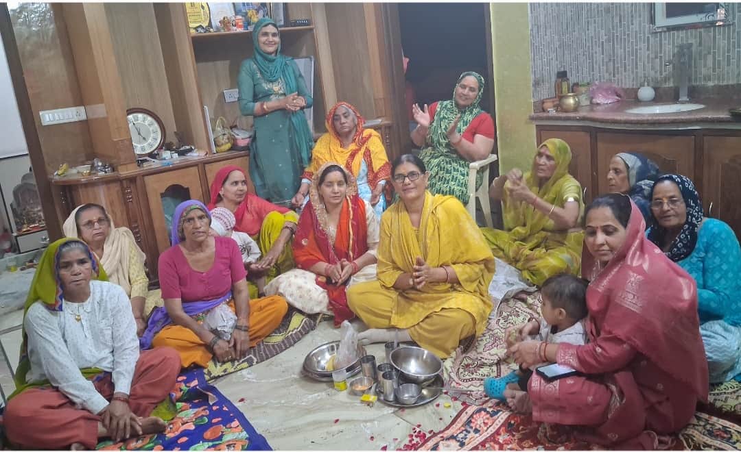 फोटो 1 मातृशक्ति वंदन यज्ञ संगोष्ठी में मौजूद महिलाएं।स्रोत संगठन