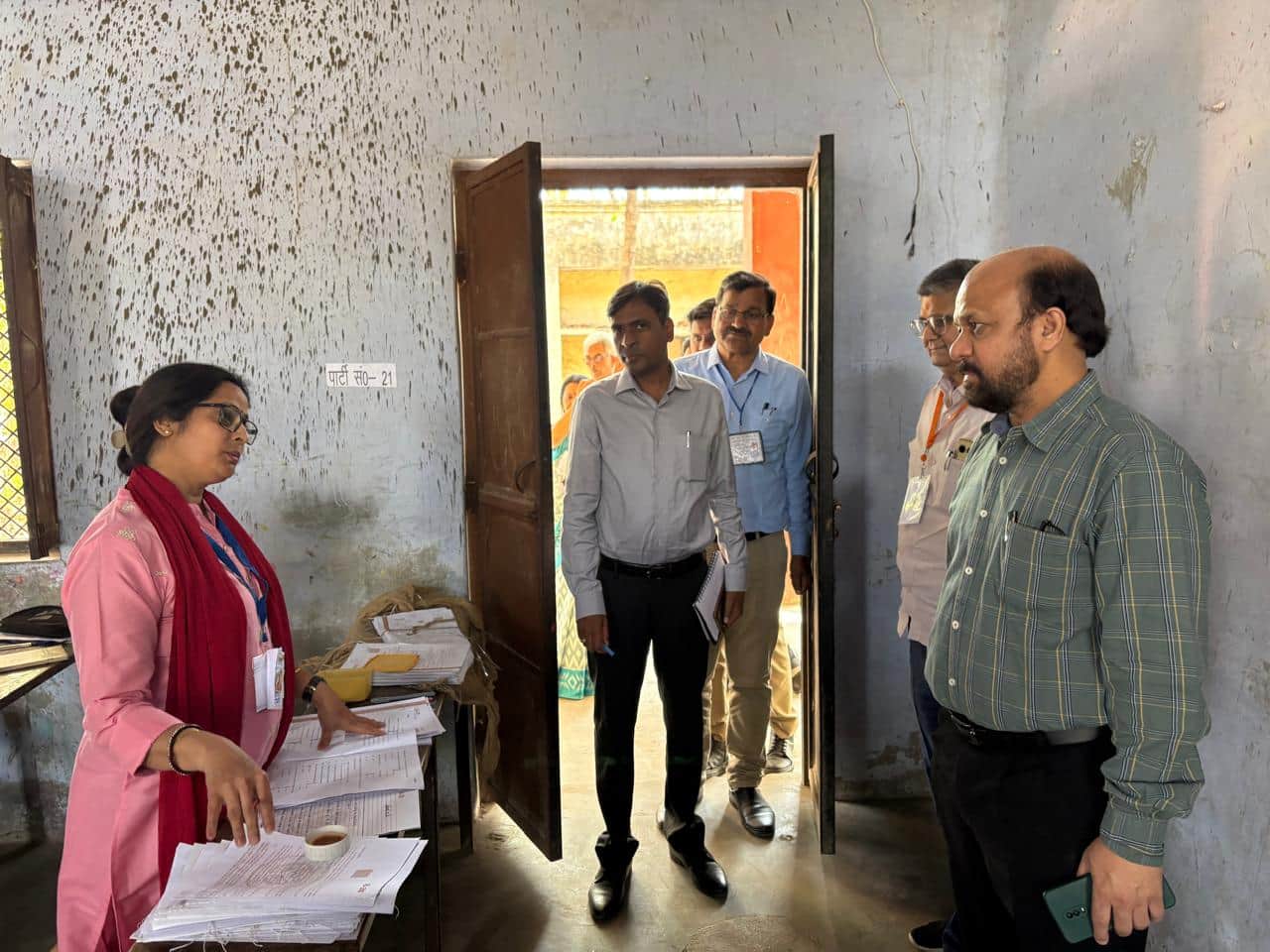 फोटो 10 जैन इंटर कॉलेज करहल पर मूल्यांकन का निरीक्षण करते जेडी साथ में अन्य। स्रोत विभाग