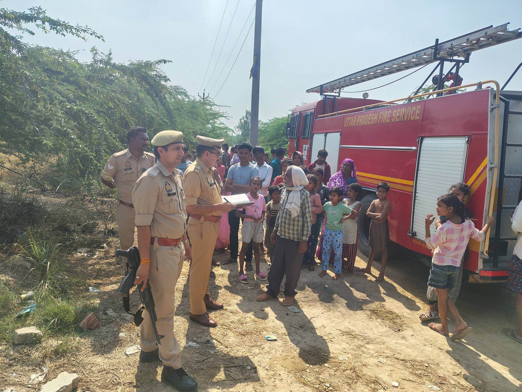 फोटो-11-घटनास्थल पर मौजूद थानाध्यक्ष व पुलिस कर्मी। संवाद