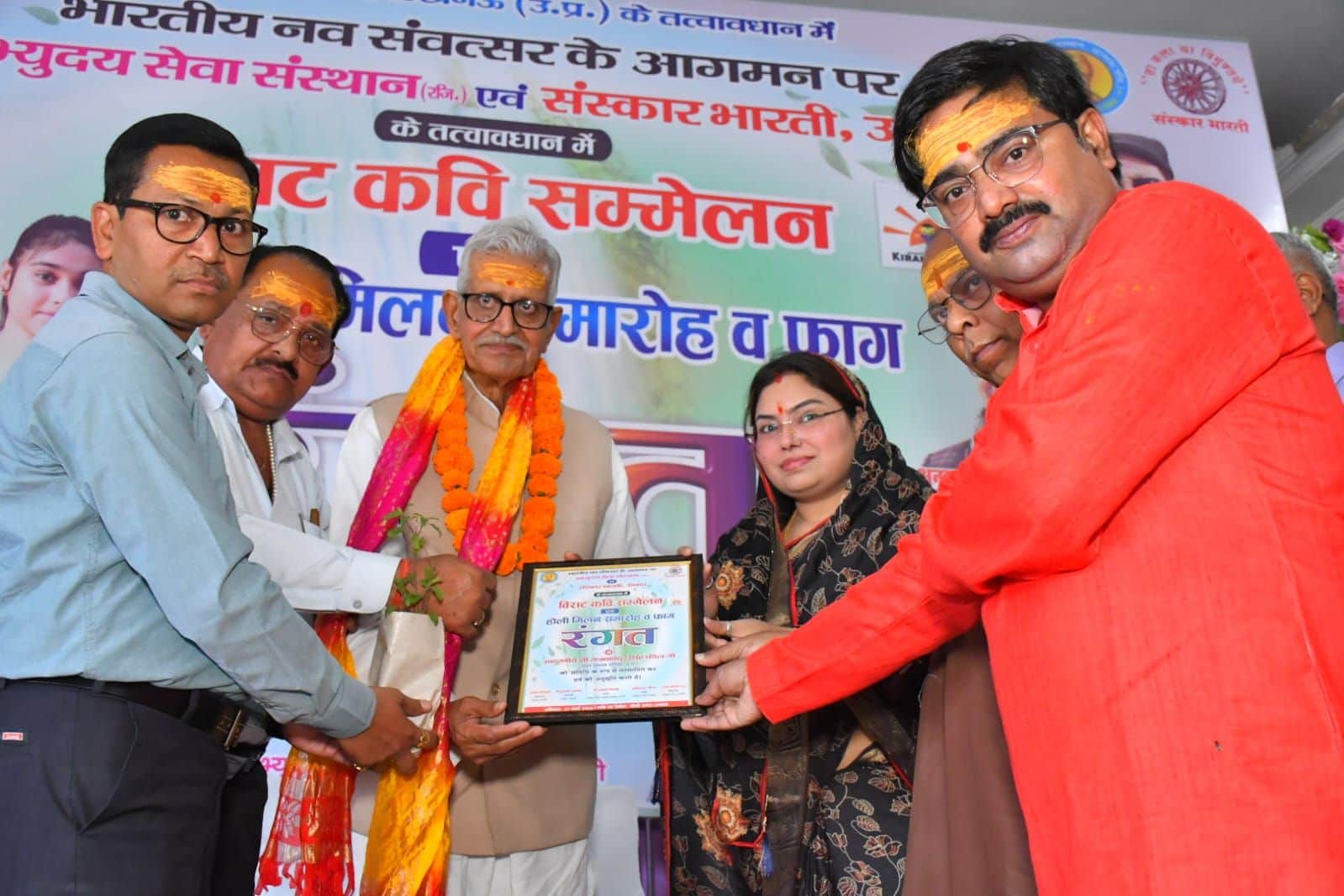 फोटो-14- कार्यक्रम में शिक्षक विधायक राज बहादुर सिंह चंदेल को प्रतीक चिन्ह देकर सम्मानित करते 