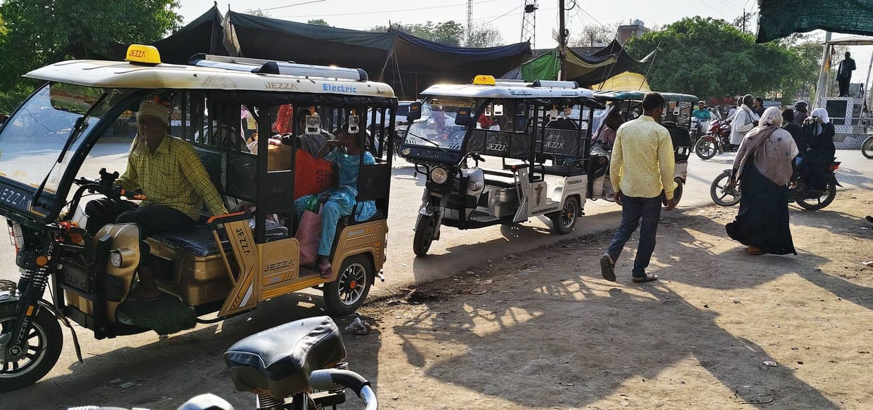 Traffic jams due to arbitrary parking by e-rickshaw and auto drivers