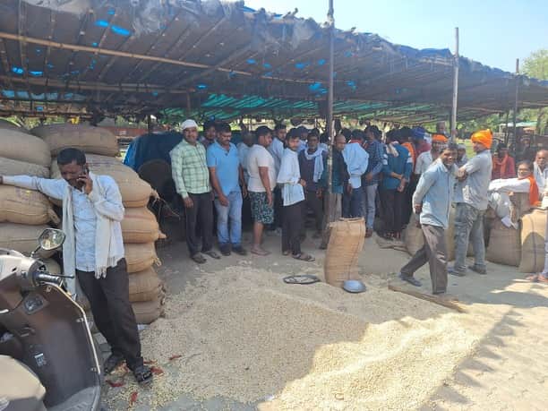 फोटो 22 एचएएमपी 04- सुमेरपुर मंडी में अधिक तौल पर हंगामा करते किसान।   संवाद