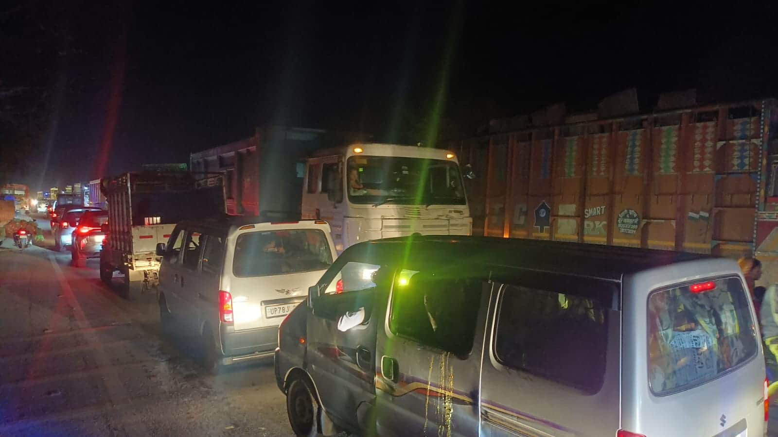 फोटो 22 एचएएमपी 17- शहर के लक्ष्मीबाई के पास हाईवे पर लगे जाम में फंसे वाहन। संवाद