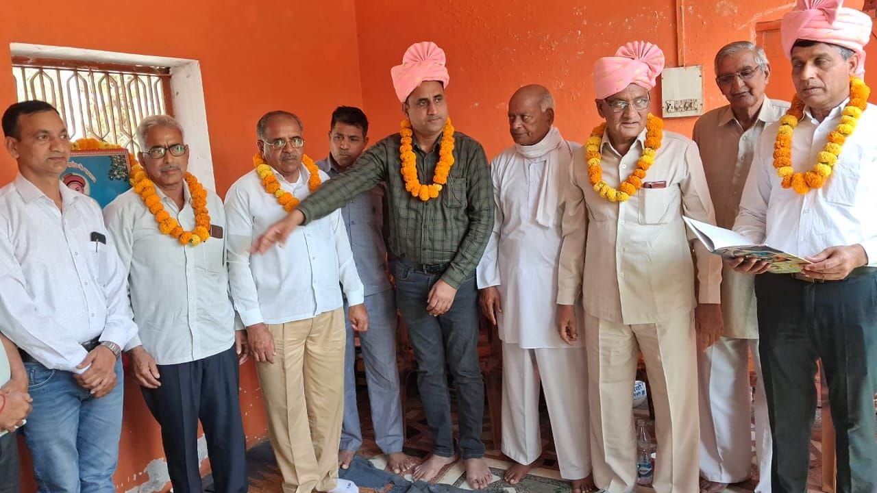 फोटो 22 नई कार्यकारिणी का स्वागत करते समिति सदस्य। समिति