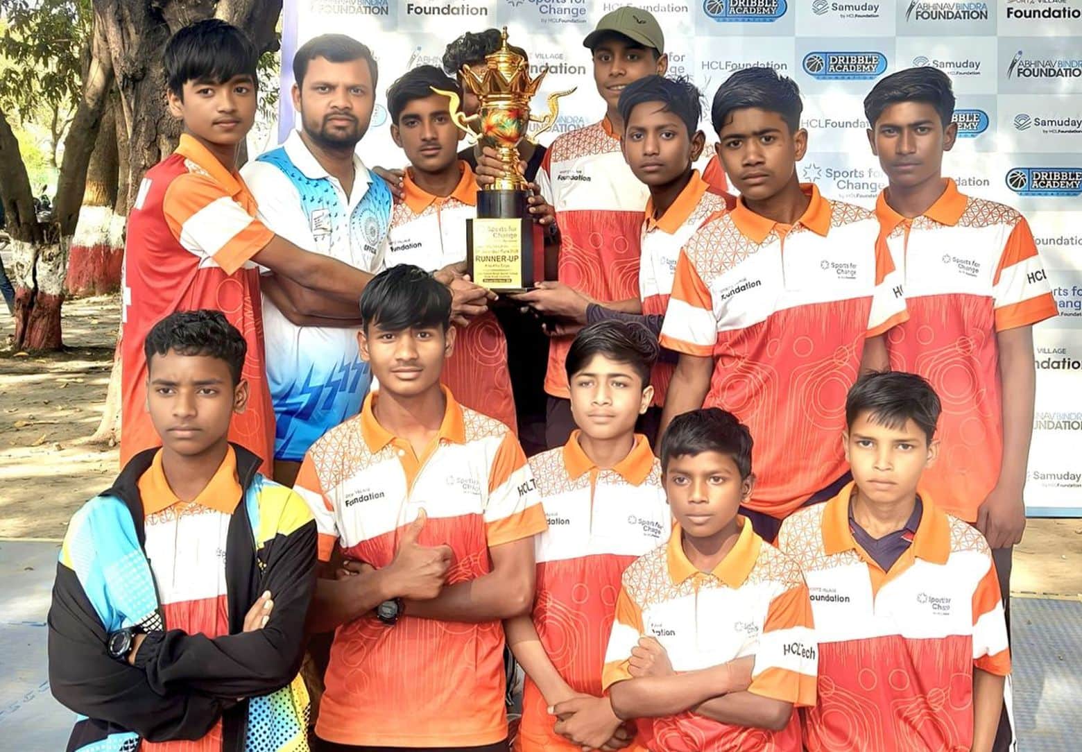 फोटो- 24- लखनऊ में राज्य स्तरीय प्रतियोगिता में पदक प्राप्त करने वाले खिलाड़ी। स्रोत: विद्यालय