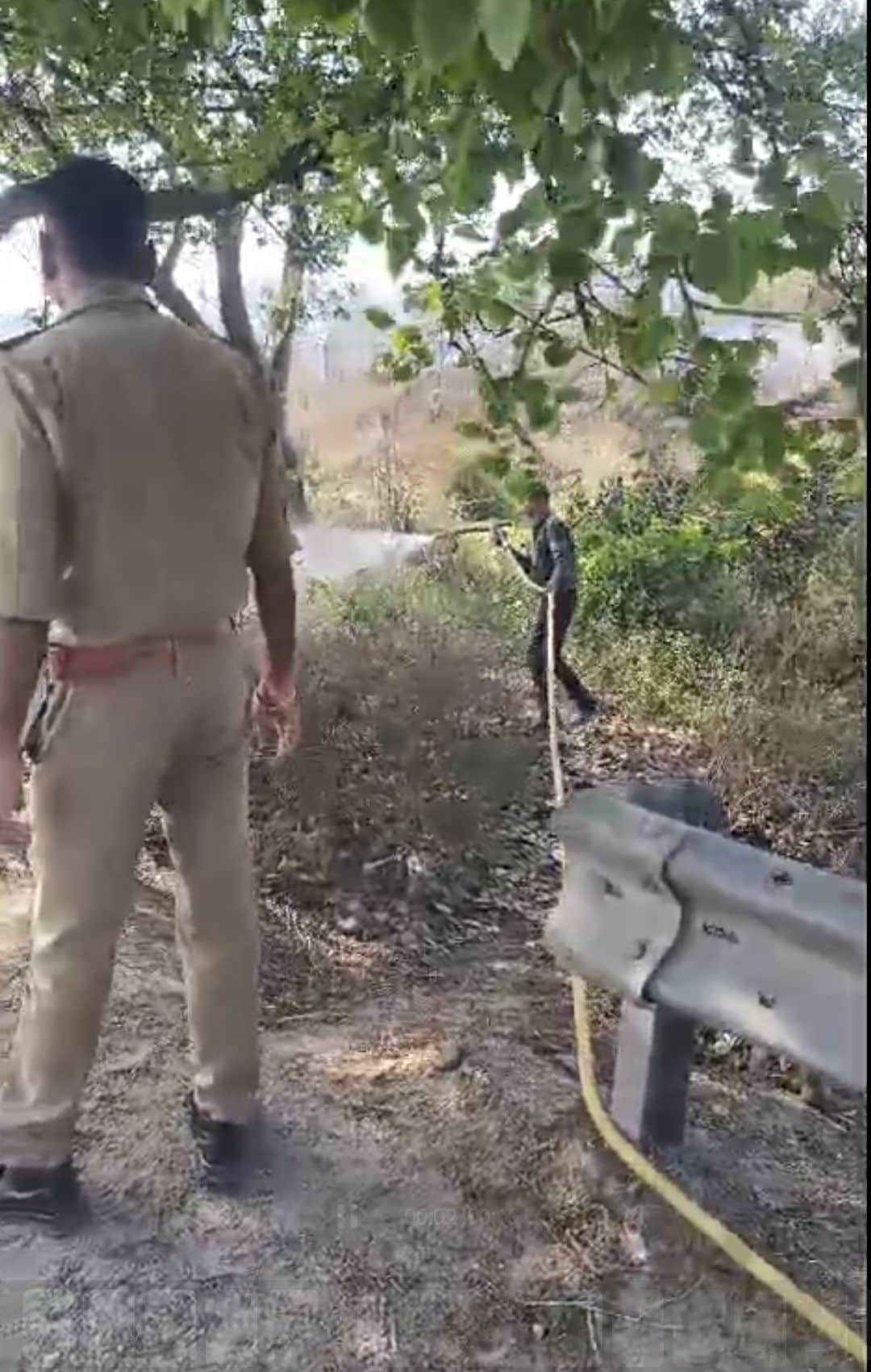 फोटो-30-आग बुझाता दमकल कर्मी। स्रोत: पाठक