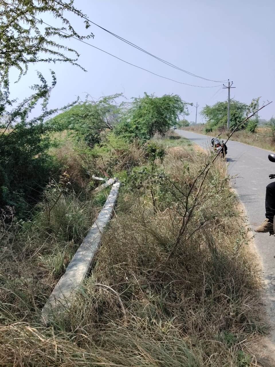 फोटो 30 गांव जखऊआ के पास ट्रक की टक्कर लगने से टूटा पोल। स्रोत निगम