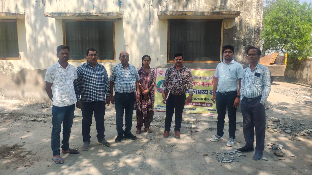 फोटो 33 स्वास्थ्य मेले का निरीक्षण करने पहुंचे अधिकारी मेडिकल ऑफिसर के साथ। स्रोत विभाग