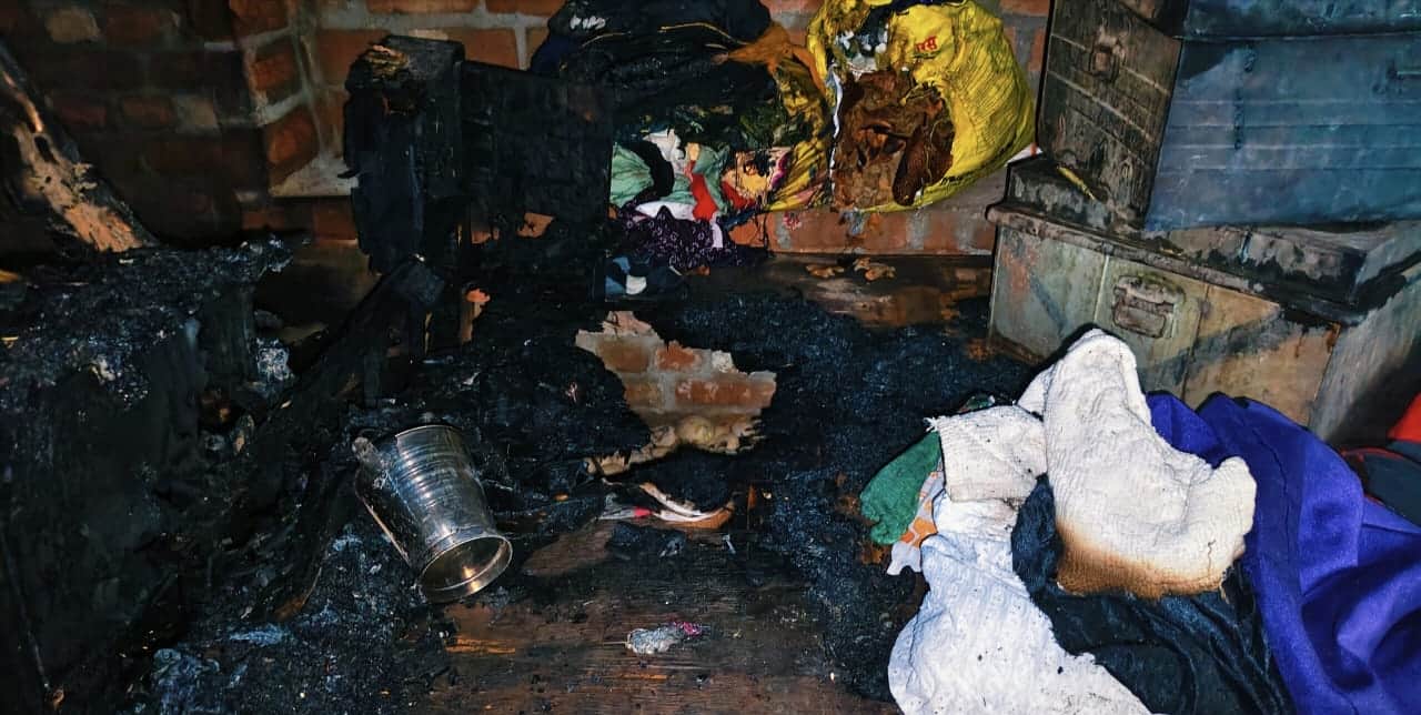 फोटो 38 आग लगने के बाद जला पड़ा सामान। संवाद