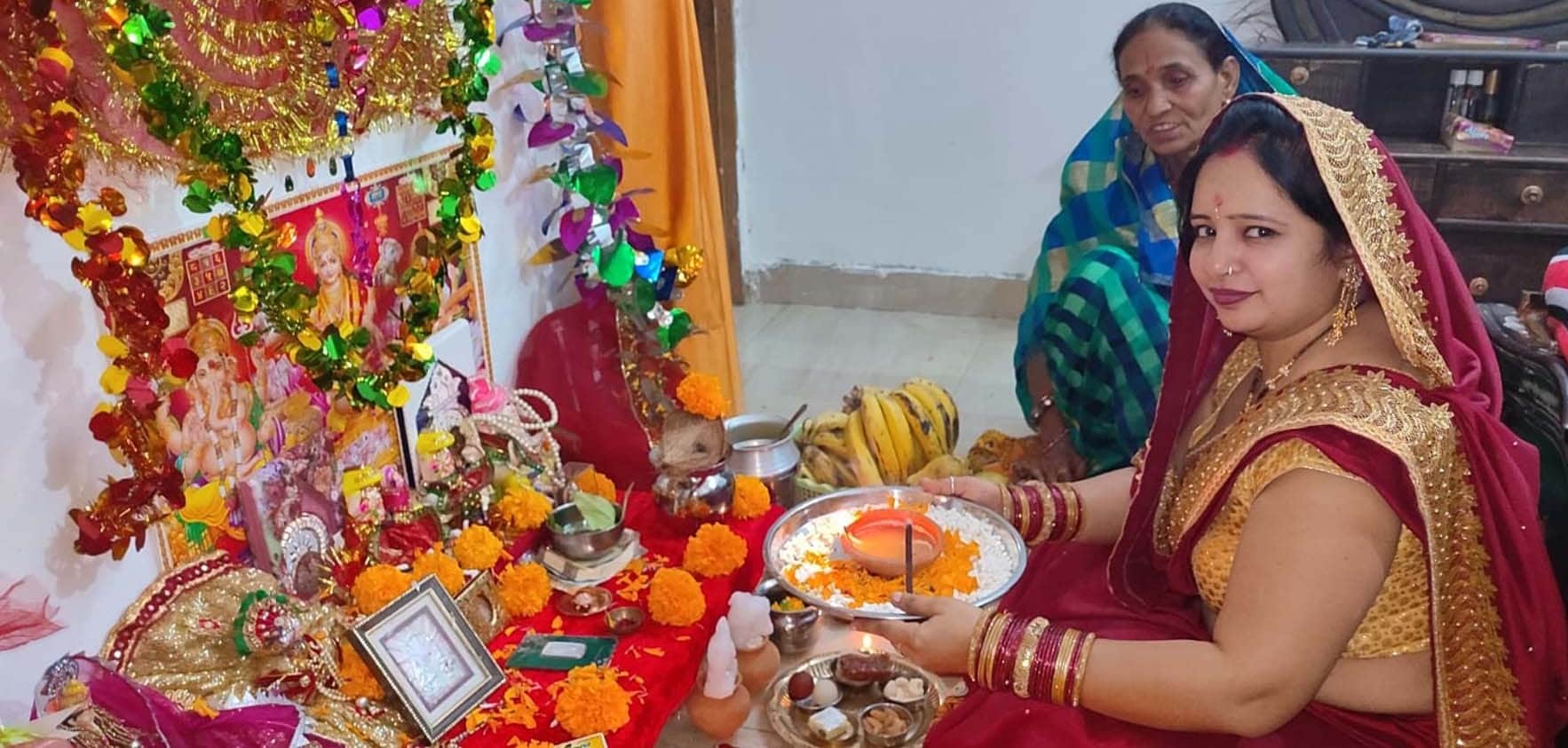 फोटो 51 : नवरात्र पर माता की पूजा अर्चना करती महिला। संवाद