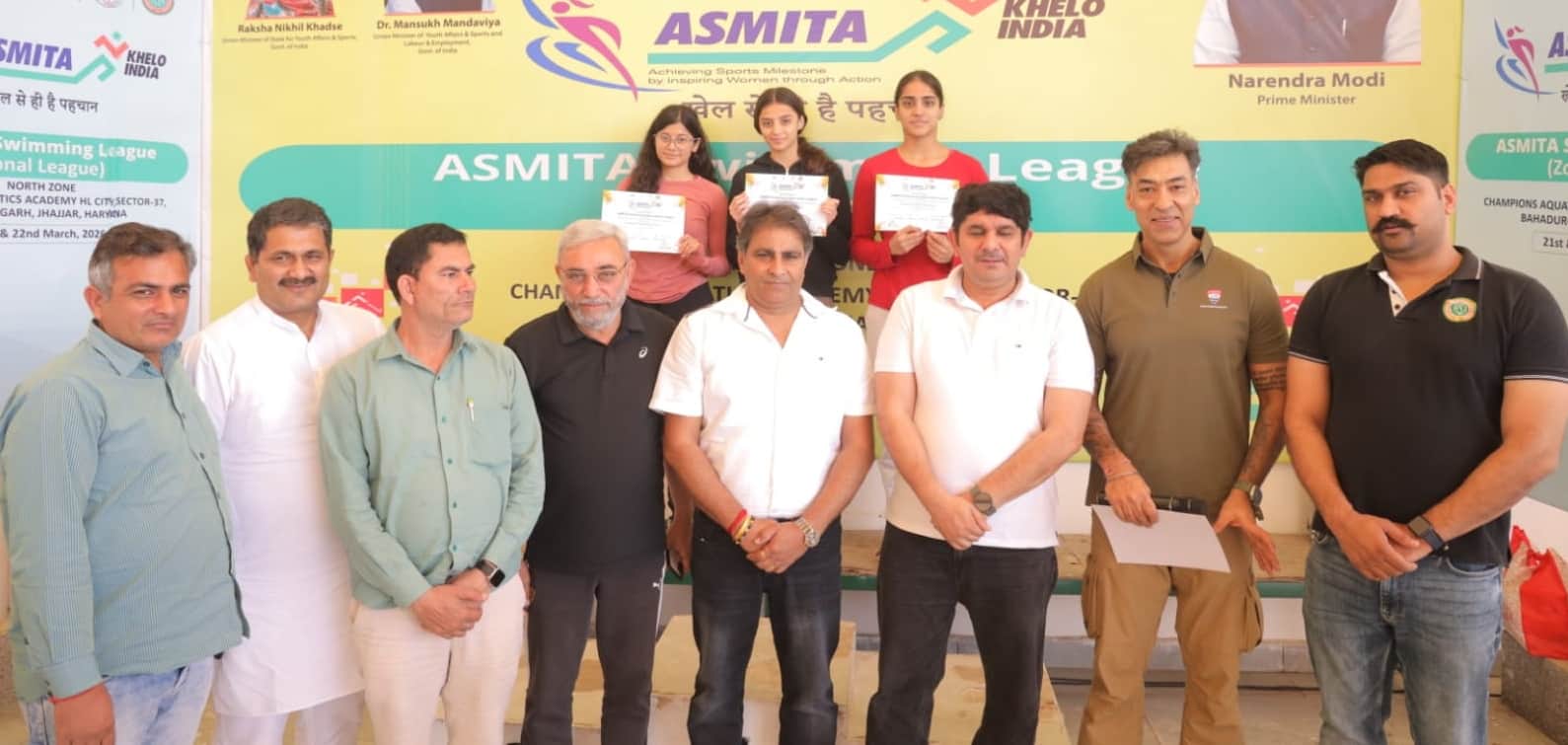 -फोटो 54 : अस्मिता वूमेंस स्वीमिंग प्रतियोगिता के विजेता तैराकों को पुरुस्कृत करते मुख्यातिथि। 