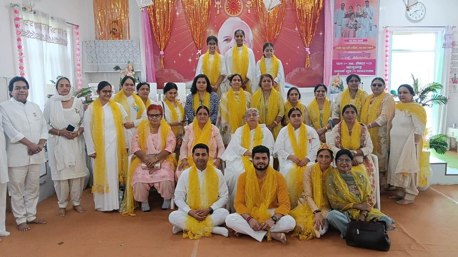 -फोटो 61 : कार्यक्रम में मौजूद ब्रह्मकुमारी व अन्य। स्रोत संस्था