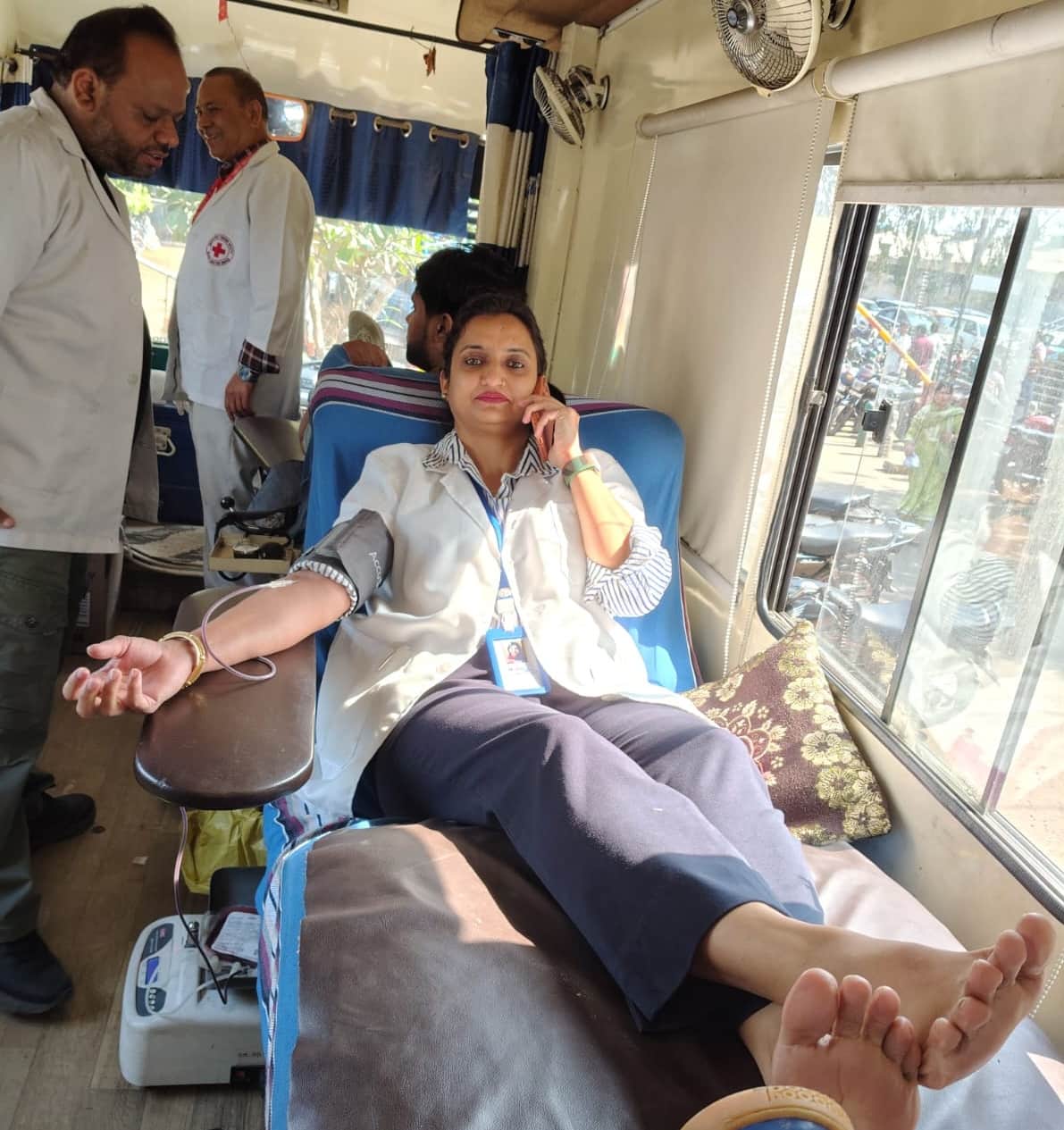 -फोटो 64 : शिविर में रक्तदात करती महिला। स्रोत समिति