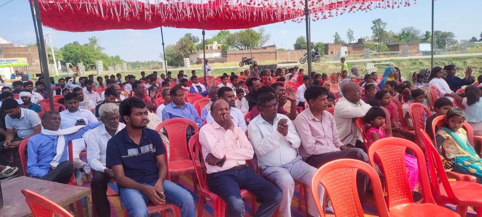 फोटो कैप्शन आनापुर के मोहरब ग्राम सभा में कार्यक्रम में उपस्थित लोग