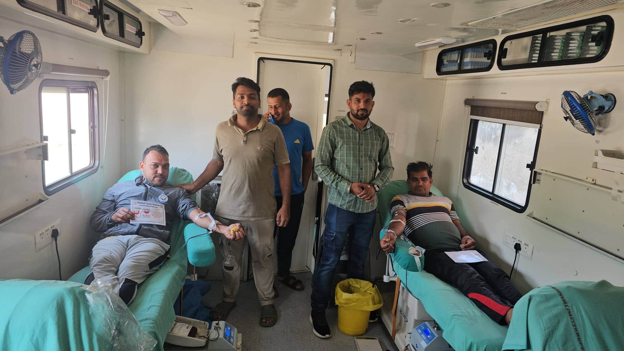 फोटो नंबर 72: रक्तदाता को बैज लगाते शिक्षा रथ संस्था के निदेशक मनोज कुमार। (संवाद)