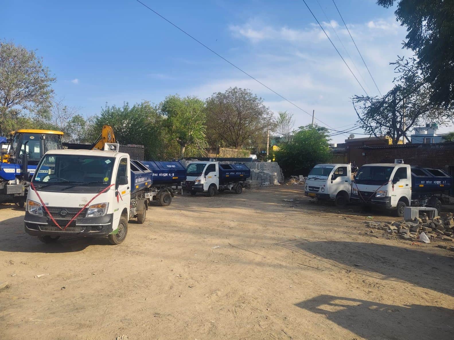 फोटो  संख्या:56- नगर पालिका मैदान में खड़े कूड़ा निस्तारण वाहन--संवाद