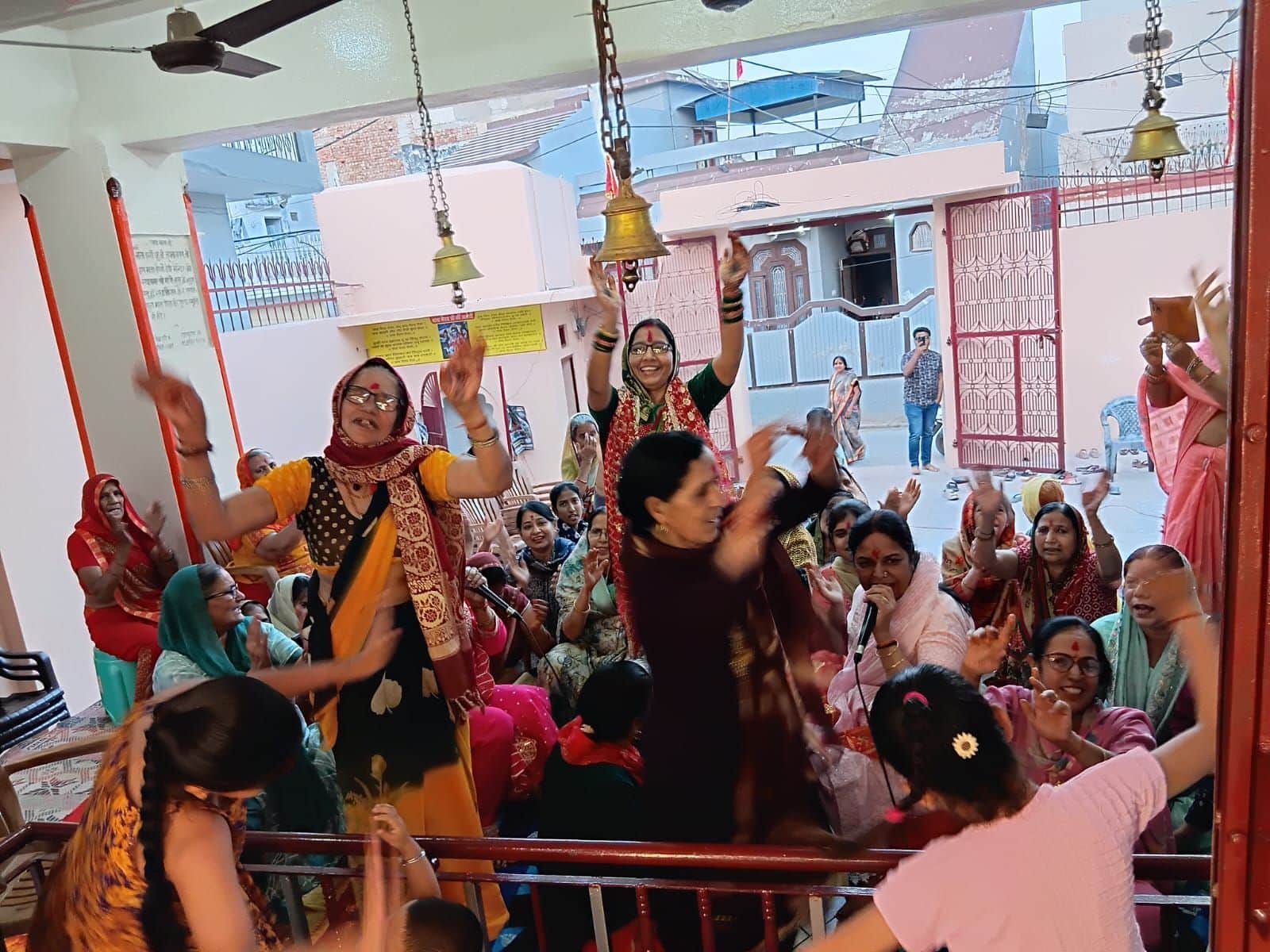 फोटो संख्या:69- श्रीमदद्देवी  भागवत कथा के दौरान झूमती महिला श्रद्धालु--स्रोत- आयोजक