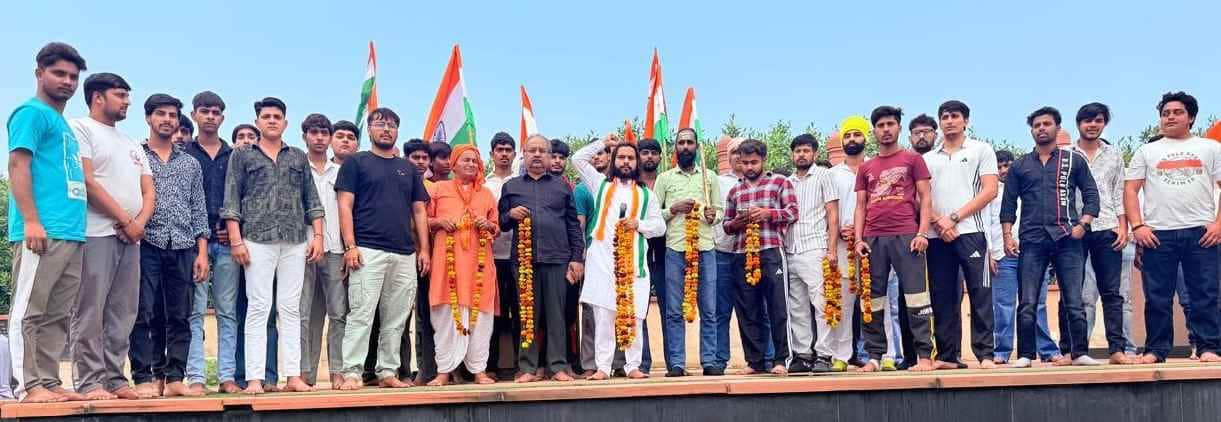 फोटो : सोनीपत के खरखौदा में जागृति स्थल पर तिरंगा फहराते युवा संगठन खरखौदा के सदस्य। संगठन