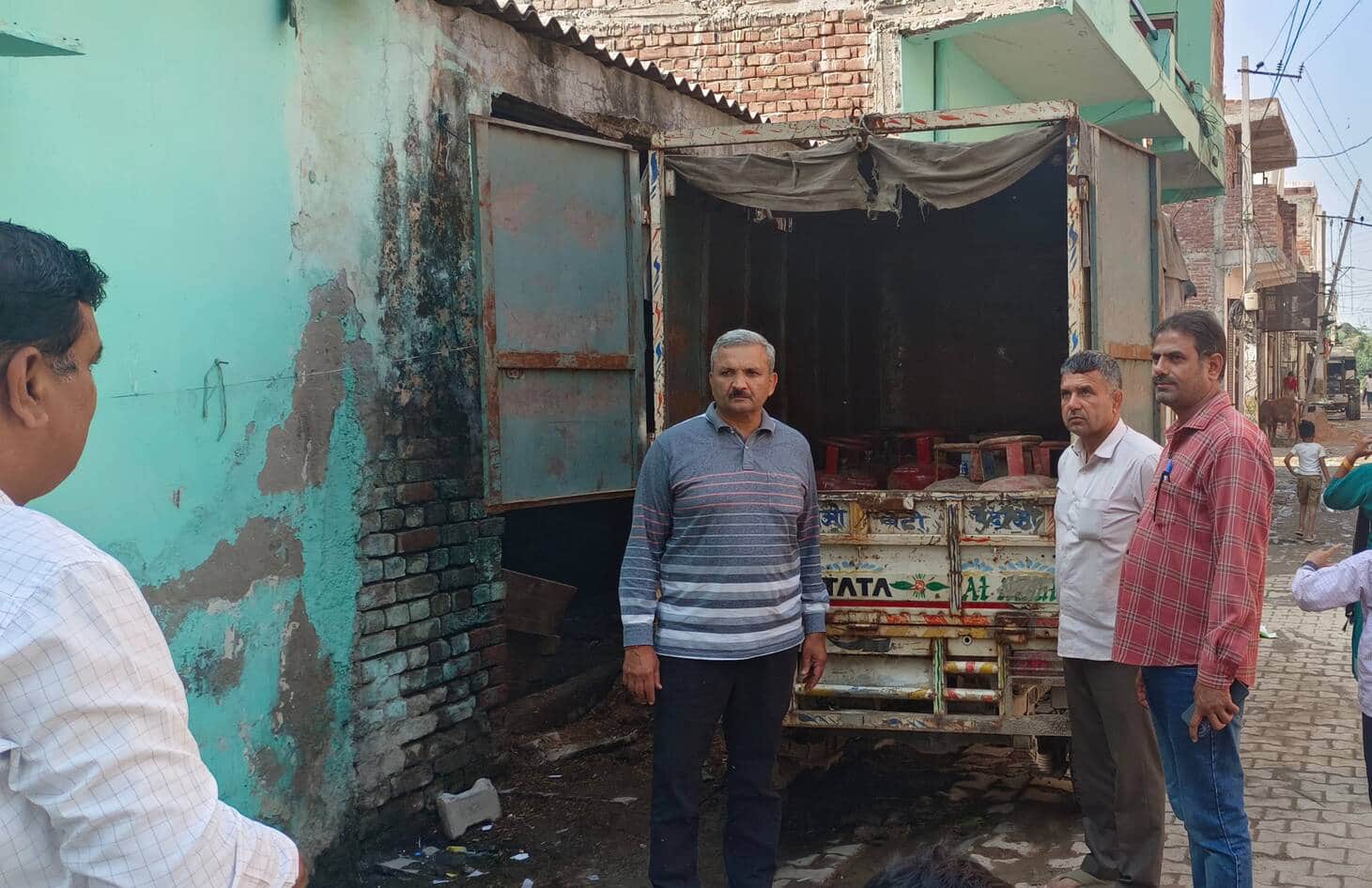 फोटो :: सोनीपत के प्याऊ मनियारी स्थित किरयाना दुकान के पास टेंपो से बरामद सिलिंडर देखती मुख्यमं