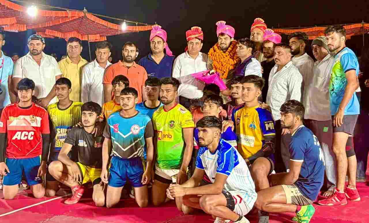 फोटो : सोनीपत के शेखपुरा में आयोजित कबड्डी टूर्नामेंट में विजेता टीमों व आयोजकों के साथ वीरेंद