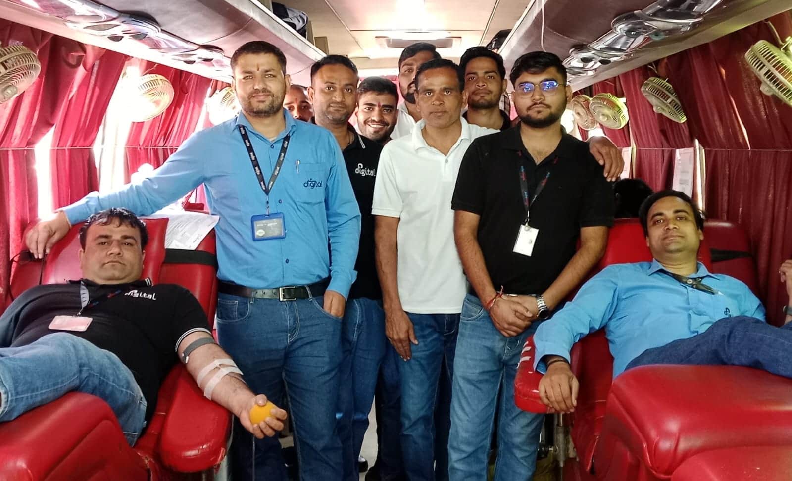 फोटो : सोनीपत में बावा तराना रोड पर लगे शिविर में रक्तदाताओं के साथ जनहित अभियान फाउंडेशन के प