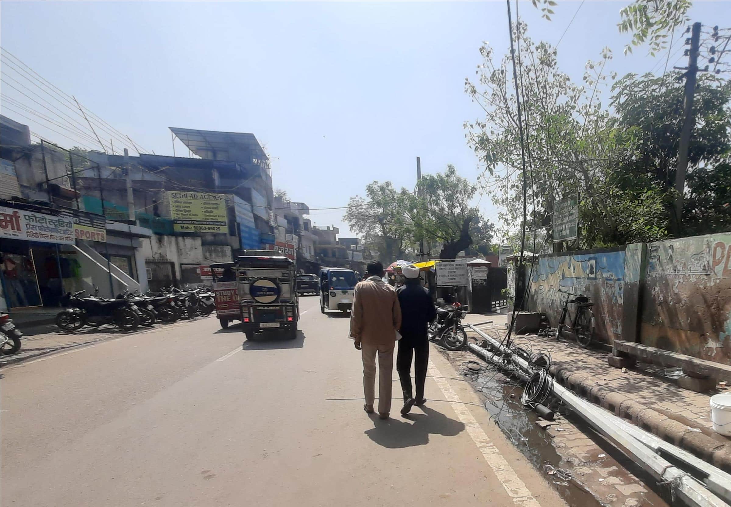 फोटो : सोनीपत में रेलवे रोड किनारे पड़ा स्ट्रीट का लाइट पोल। संवाद