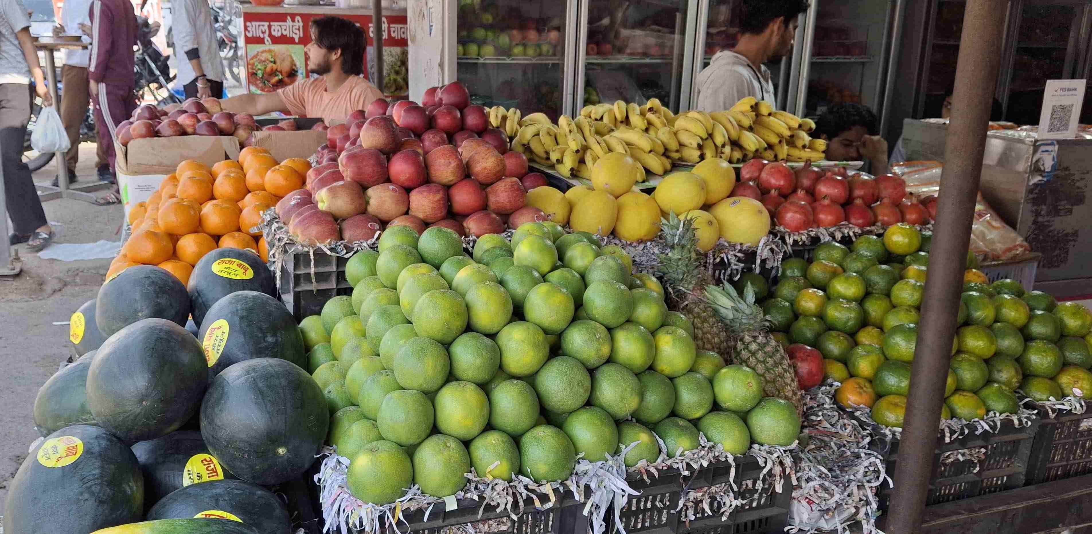 -फोटो60 : शहर में एक दुकान पर रखे फल। संवाद