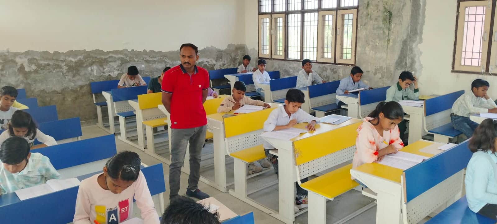 फतेहाबाद के आरोही मॉडल स्कूल में दाखिले के लिए परीक्षा देते हुए विद्याथर्थीस्त्रोत शिक्षा व