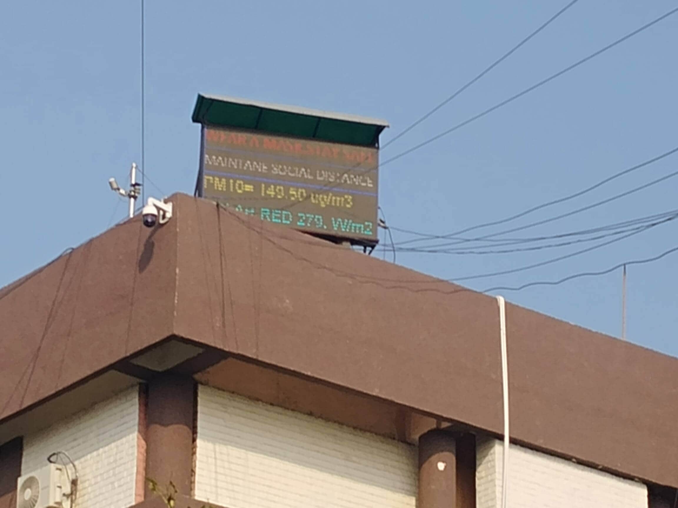 फतेहाबाद के लघुसचिवालय में लगा प्रदूषण मापक यंत्र स्त्रोत लाइब्रेरी