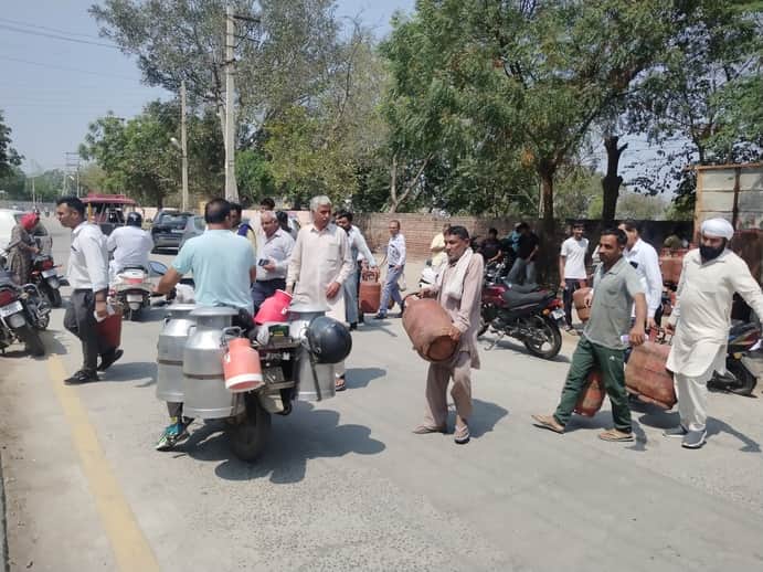 फतेहाबाद के मॉडल टाउन में सिलिंडर लेने के लिए जाते हुए उपभोक्ता