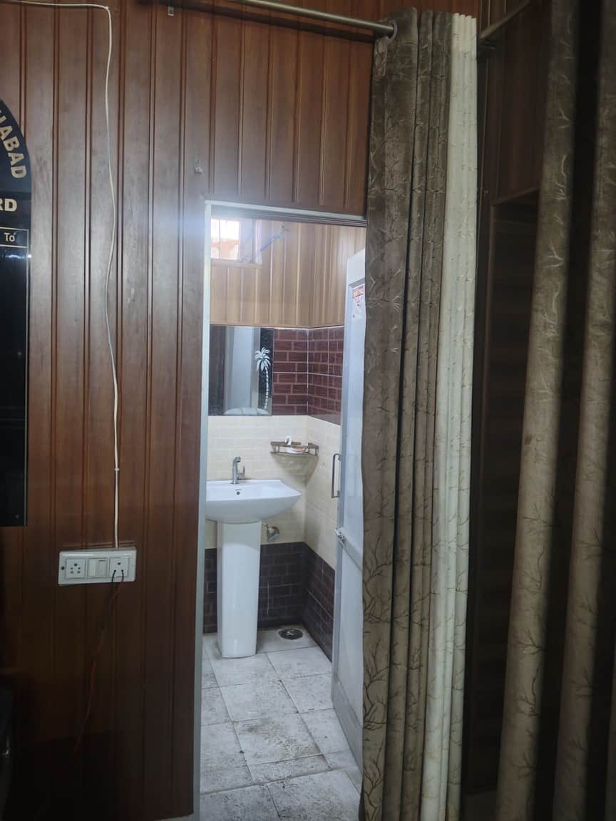 फतेहाबाद के नगर परिषद कार्यालय के अधिकारियों व चेयरमैन के लिए बने शौचालय संवाद