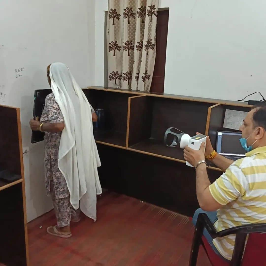 फतेहाबाद में टीबी बीमारी को लेकर एक्सरे करते हुए कर्मचारी स्त्रोत स्वास्थ्य विभाग