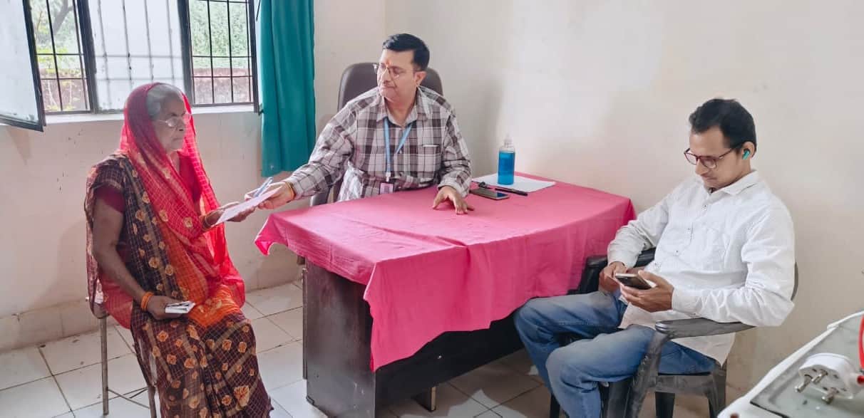 गंगा नदी पार शिवपुर दीयर हरदेव सिंह के डेरा स्थित प्राथमिक स्वास्थ्य केंद्र पर मरीजों का उपचा