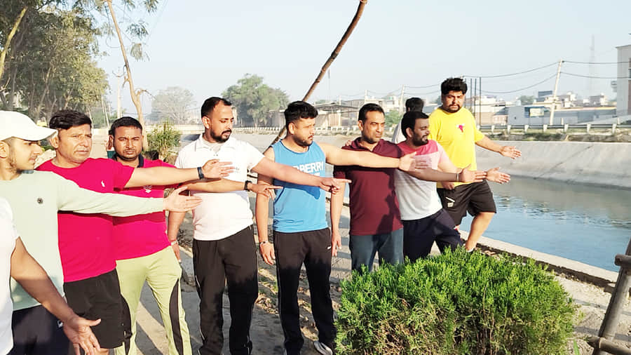 ग्रिल की समस्या को दिखाते हुए पार्क में आए लोग।