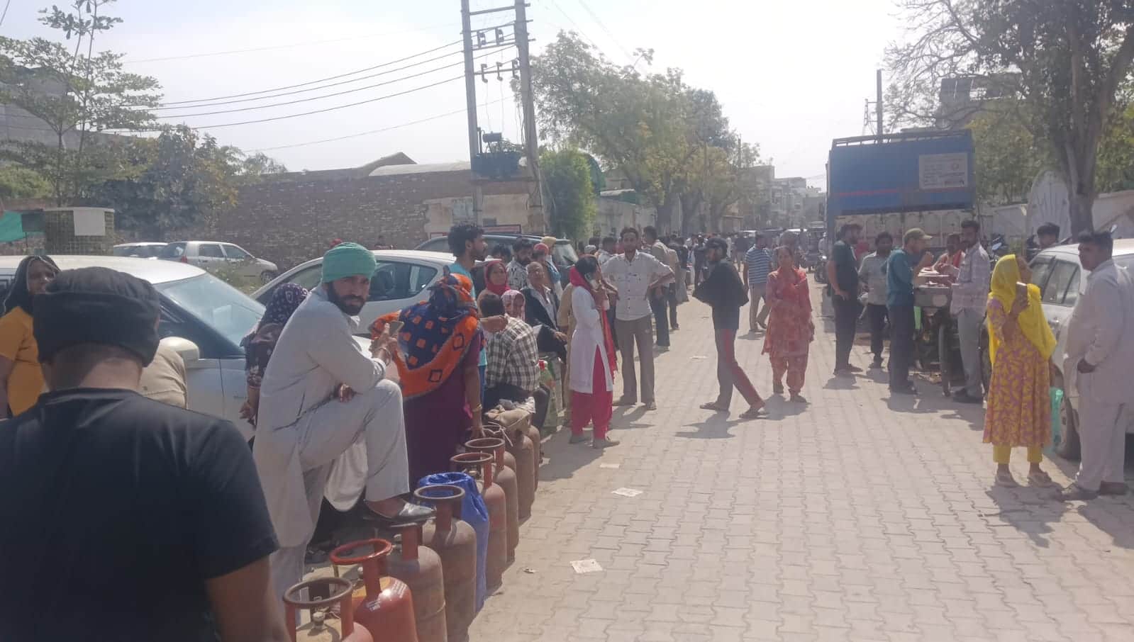 गैस एजेंसी के बाहर लगी लाइनें। संवाद