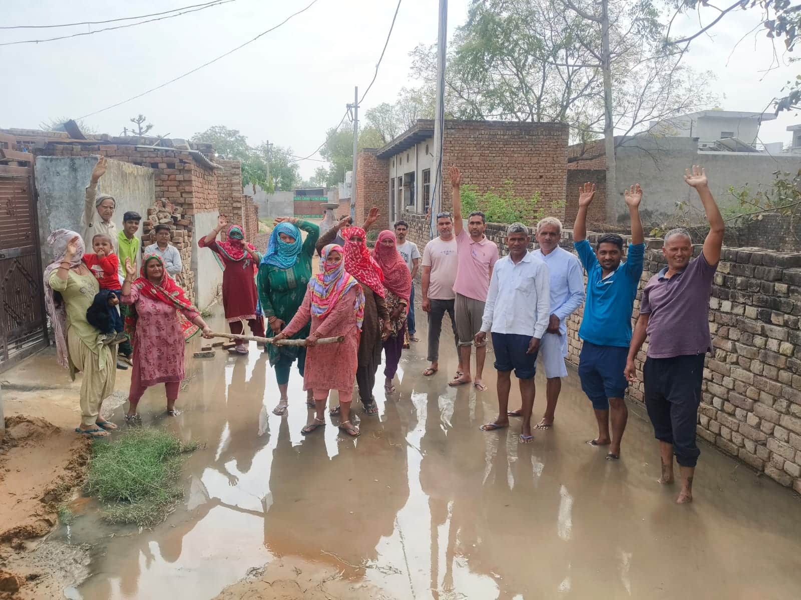 गांव अटेला खुर्द में दूषित जलभराव के बीच रोष जताते ग्रामीण। 