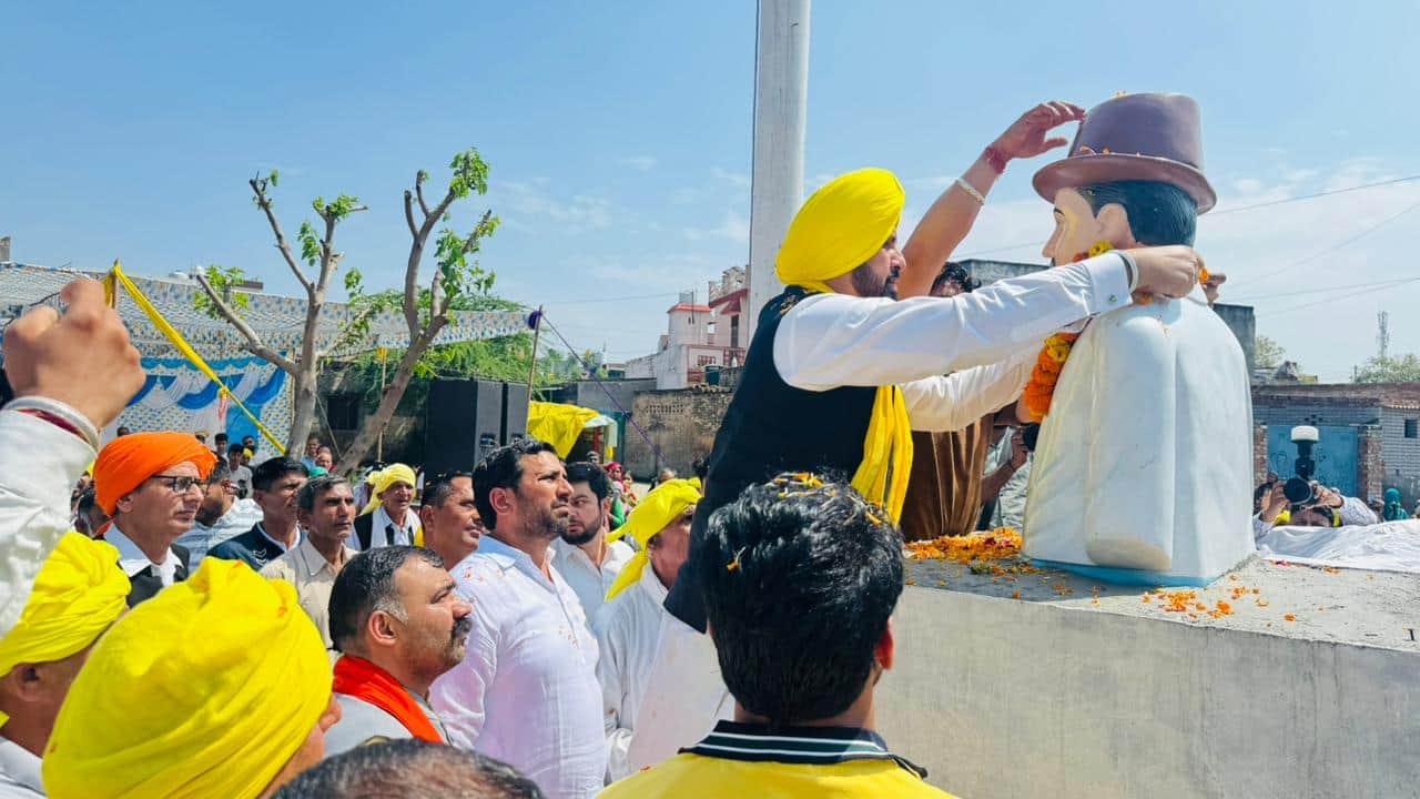 गांव तिहाड़ कलां में भगत सिंह की प्रतिमा का अनावरण करने के बाद माल्यार्पण करते उनके पौत्र यादवे