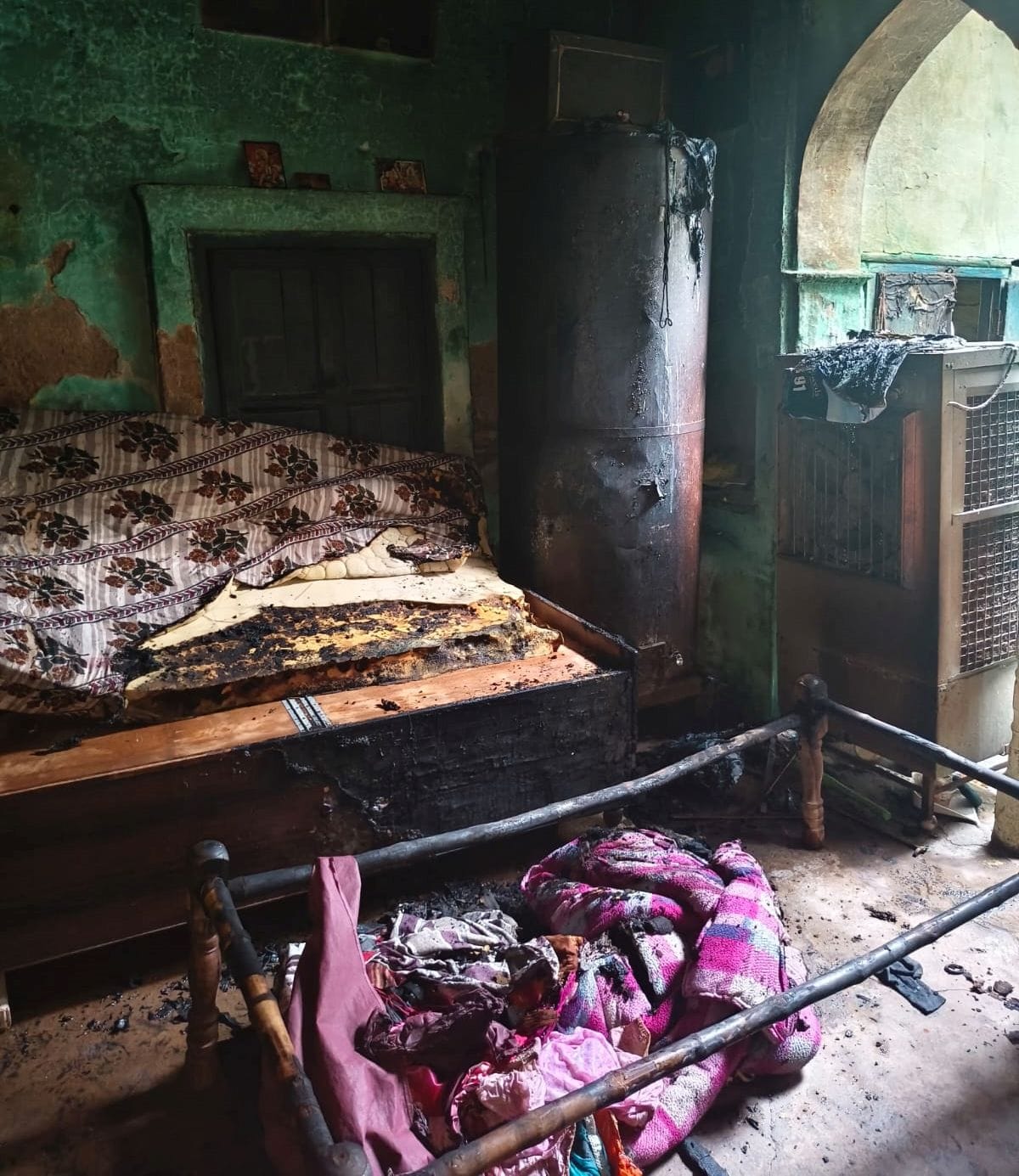 A gas leak caused a fire in the cylinder, burning household items to ashes.