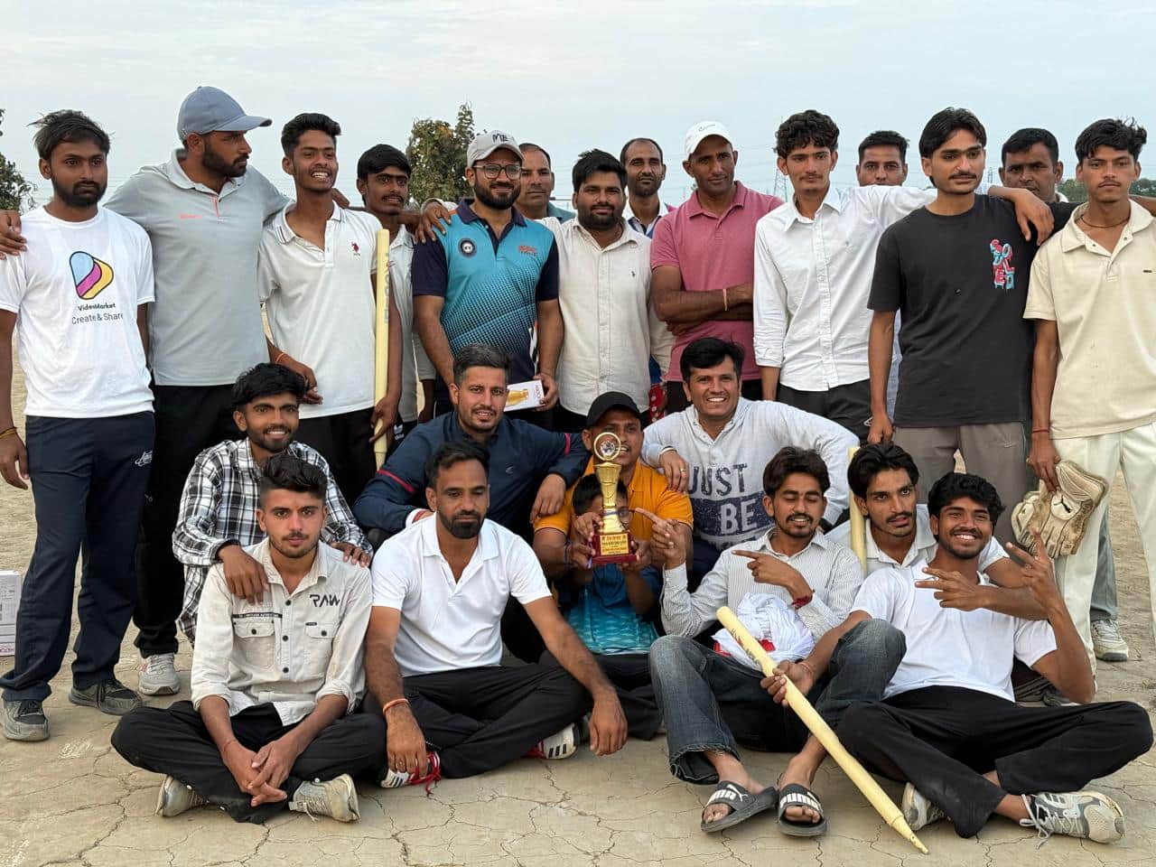 गांव धांगड़ में आयोजित खेल प्रतियोगिता के बाद खुशी जाहिर करते हुए खिलाड़ी स्त्रोत आयोजक