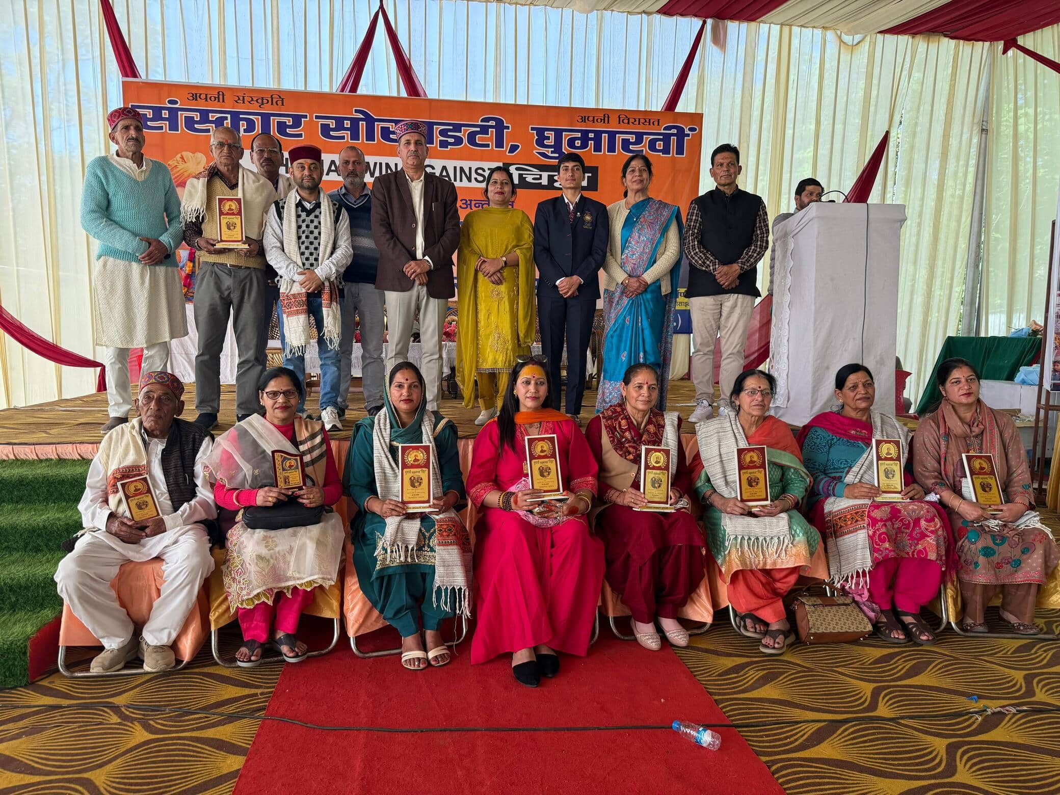 घुमारवीं में आयोजित संस्कार सोसायटी के कार्यक्रम सम्मानित होने वाले बच्चे व अन्य लोग मुख्यातिथि