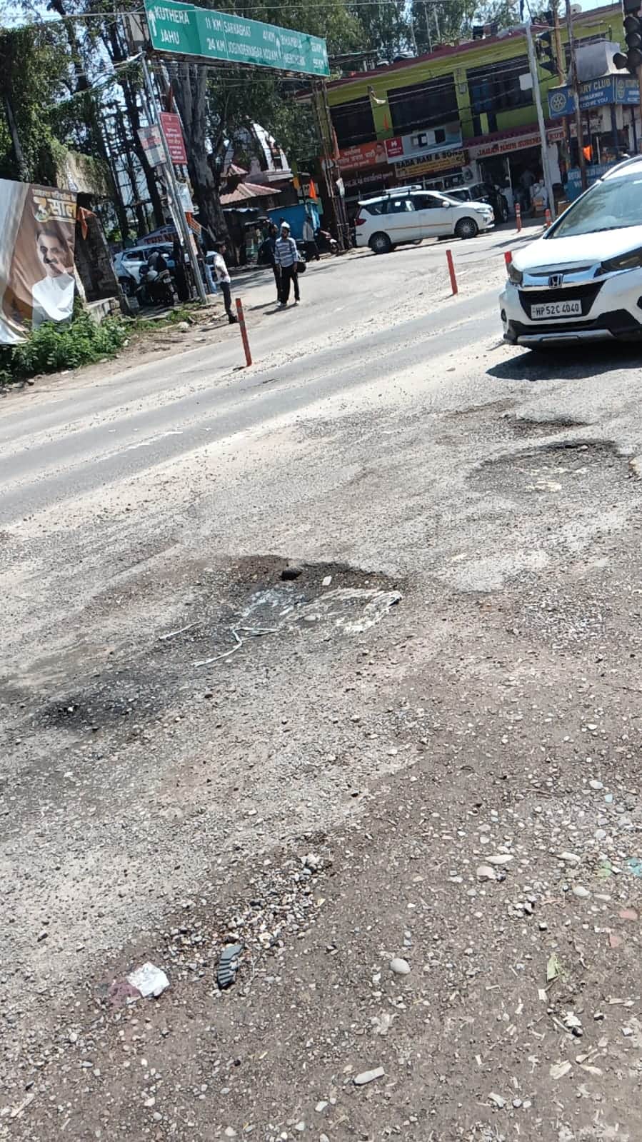 घुमारवीं में दकड़ी चौक पर पड़े गड्ढे। संवाद