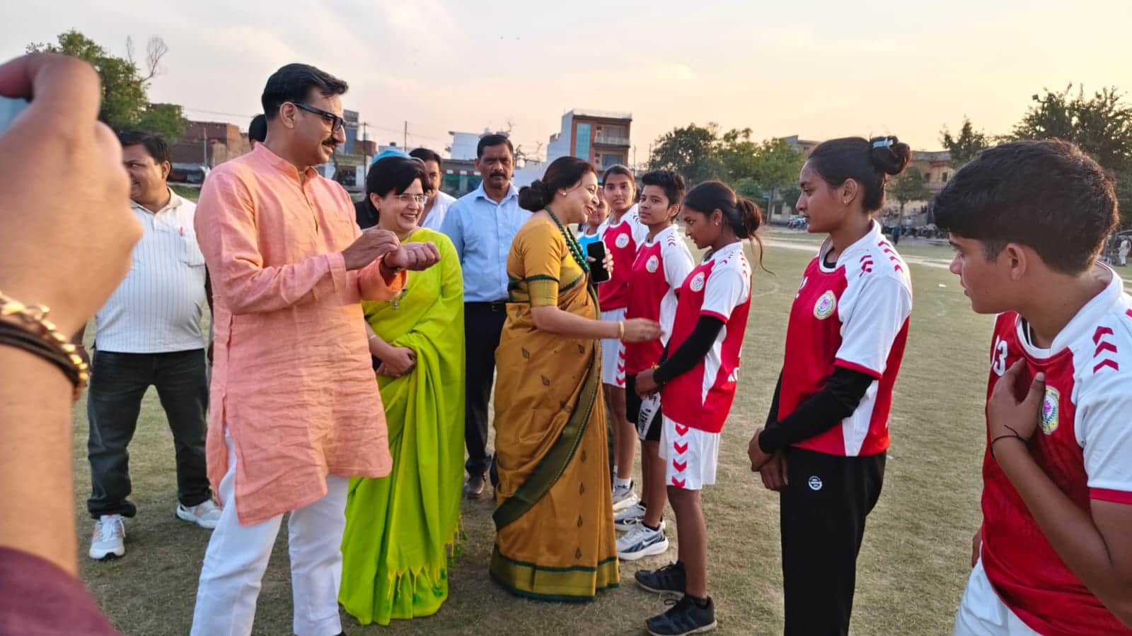 हैंडबॉल खेलने से पूर्व खिलाड़ियों से परिचय प्राप्त करती पालिका अध्यक्ष दीप्ति मित्तल। स्रोत -