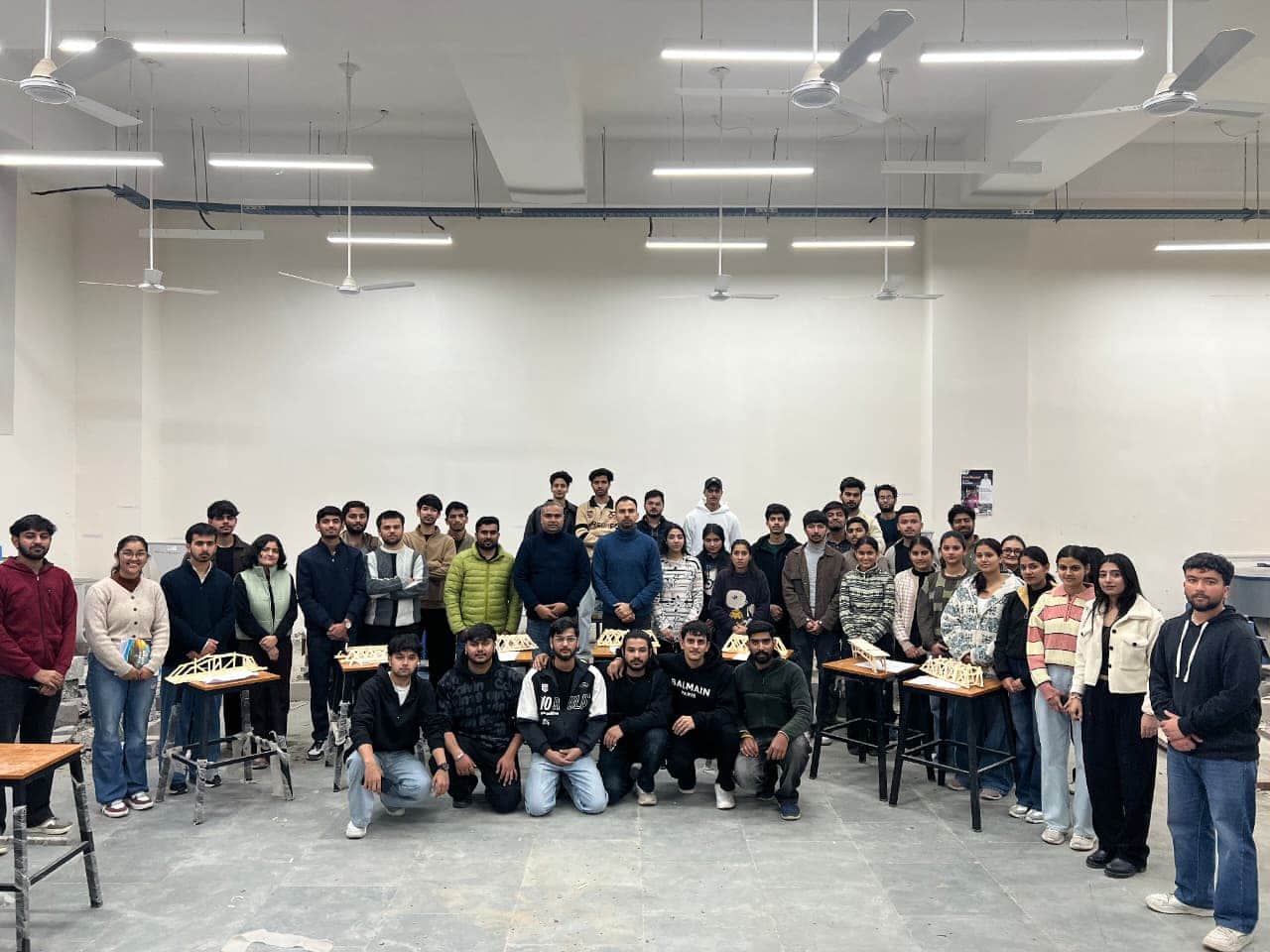 हाइड्रो इंजीनियरिंग कॉलेज बंदला में आयोजित इंटर-ब्रांच प्रतियोगिता ब्रिज ब्रॉल में भाग लेने वाल